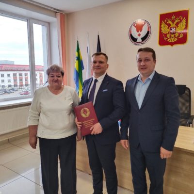 Вручение Почетной грамоты управляющему партнеру ООО «ПО»КМЗ» В.Н. Постникову